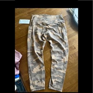 NWT Lululemon align 25” high rise pant
Heritage 365 beige camo ￼
Size 14
